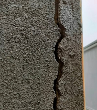 構造クラック　外壁から雨漏り